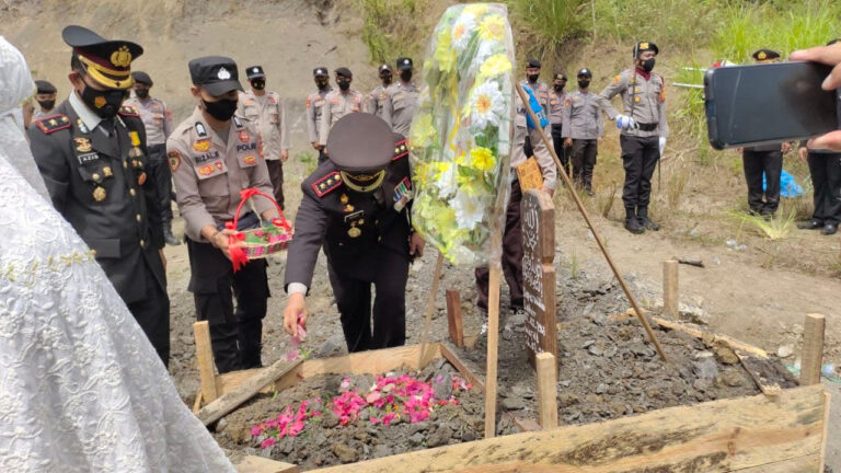 Kapolres Enrekang Pimpin Upacara Penghormatan Terakhir  Pemakaman AKP Saparuddin 