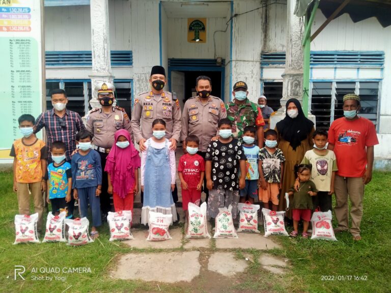 Kapolres Madina Memberikan Bantuan Sembako Kepada Anak Yatim/Piatu Di Desa Tabuyung