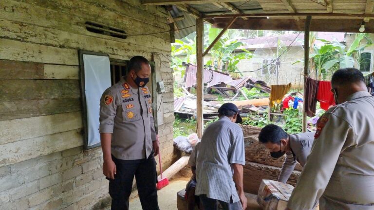 Kapolres Bangka Barat Berikan Bantuan Sembako Dan Tali Kasih Kepada Man Ngendoh Yang Hidup Sebatang Kara Dan Sakit Lumpuh