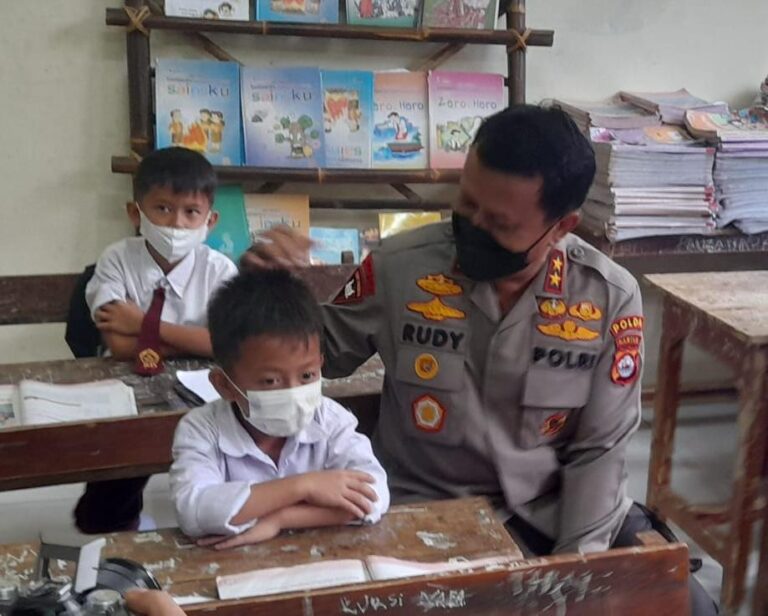 “Berbagi Dan Peduli”, Kapolda Banten Bagikan Ratusan Perlengkapan Sekolah dan Sepatu di SDN Ujung Tebu 3