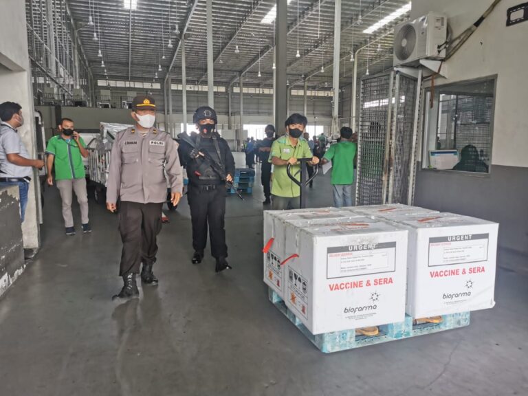 Brimob Polda Sumut Kembali Kawal Pasokan Vaksin