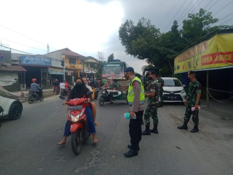 Brimob Polda Sumut Terus Edukasi Prokes dan Bagikan Masker Kepada Masyarakat
