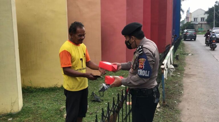Pembagian Masker dan Makanan Oleh Sat Samapta Polres Bogor