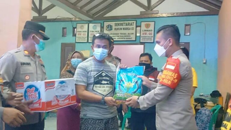 Polsek Kalideres Berikan Bantuan Sembako Bagi Warga Korban Banjir di Kelurahan Tegal Alur