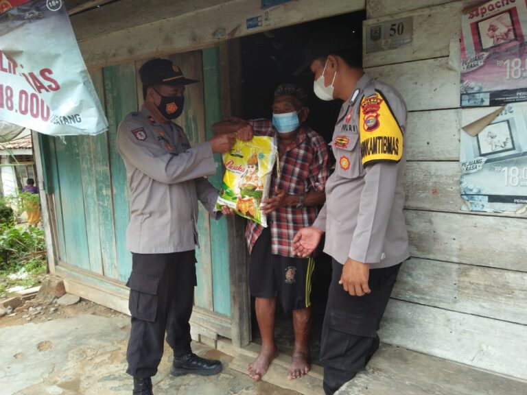 Polsek Banjit Way Kanan Salurkan Bansos Untuk Membantu Masyarakat