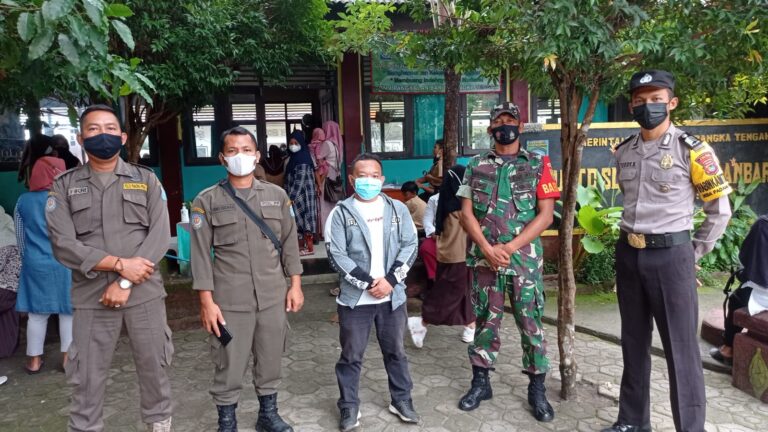 Personel Polres Pangkalpinang Monitoring Vaksinasi Anak