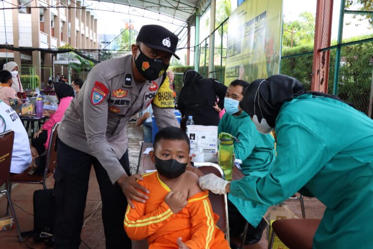 Usai Divaksin, Anak-anak di Kendal Berfoto di Kendaraan Dinas Polisi