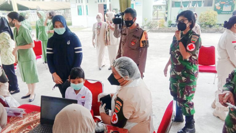 Bhabinkamtibmas Polsek Medan Helvetia Pam Dan Pantau Vaksinasi Usia 6 – 11 Tahun Di Perguruan Islam Terpadu Cendekia 162