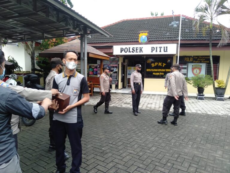 Polsek Pitu Lakukan Giat Rutin Jumat Sedekah