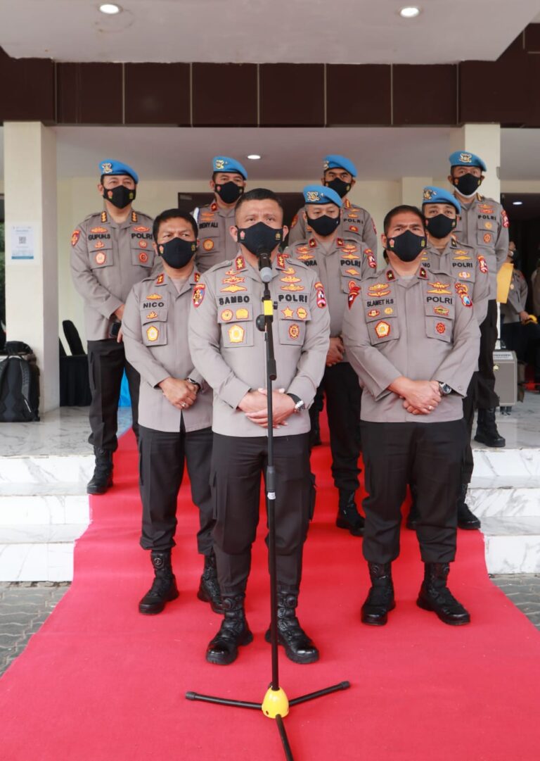 Kunker ke Polda Jatim, Kadiv Propam Polri Irjen Ferdy Sambo beri penghargaan kepada anggota Bidpropam Dengan Kinerja Terbaik