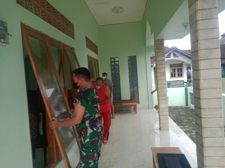 Jum’at Bersih Babinsa Koramil Pedan Bersama Warga Bersihkan Masjid