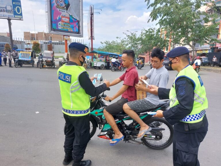 Taat Prokes, Brimob Polda Sumut Rutin Bagikan Masker Kepada Masyarakat