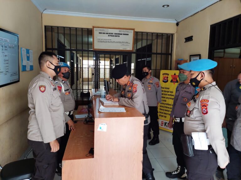 Personel Bidpropam Polda Banten Bersama Pamenwas Lakukan Cek Rutan Polda Banten