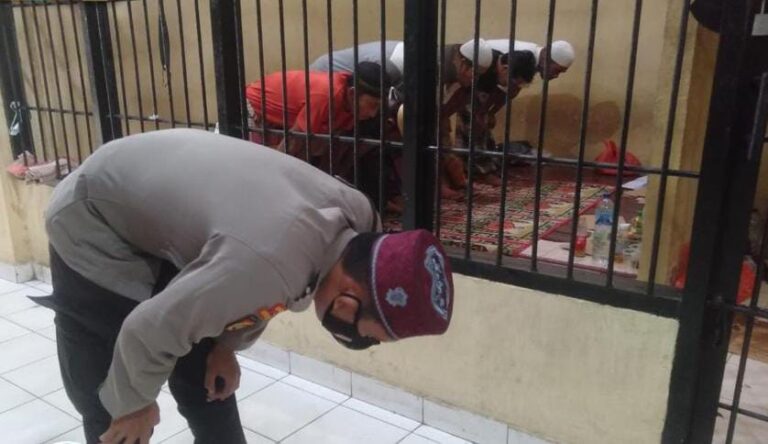 Bina Rohani Dan mental, Sat Tahti Polres Bangka Barat Wajibkan Tahanan Solat 5 Waktu