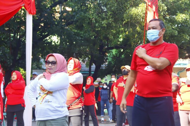 Plt. Walikota Bekasi Senam Bersama Warga Sekaligus Simbolis Tanam 1000 Pohon Sukun
