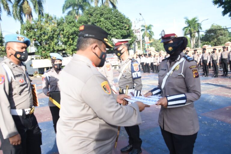 Kapolres Bogor Beri Penghargaan Pada 4 Personil Yang Berprestasi