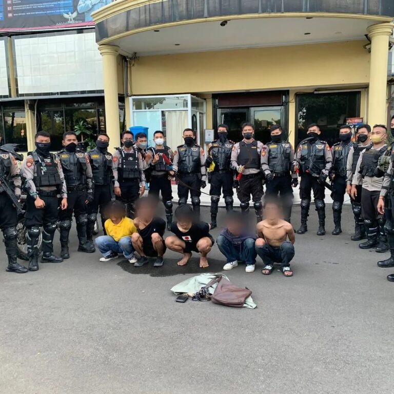 Tim Gabungan Patroli Perintis Presisi Polres Metro Jak-Bar Beserta Polda Metro Jaya Amankan 5 Pemuda Yang Akan Tawuran