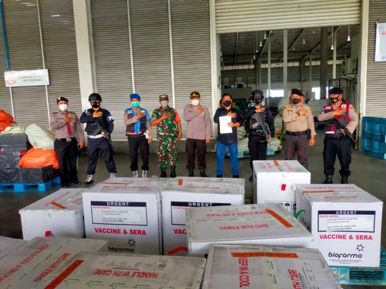 Tiba di KNIA, Vaksin Pfizer dan Astrazeneca di Kawal Ketat Personil Brimob Polda Sumut