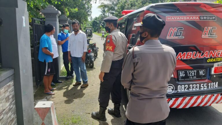 Bhabinkamtibmas Polsek Srengat Kawal Pelaku pembacokan