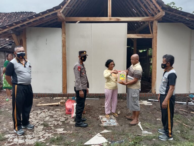 Pemberian Bantuan Kepada Masyarakat Korban Bencana di Wilayah Kecamatan Pitu