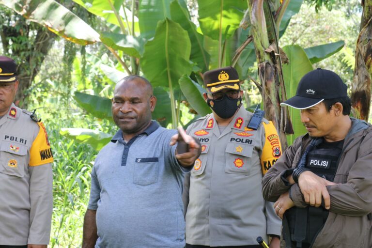 Satgas Binmas Damai Cartenz untuk melihat secara langsung lahan kebun kopi milik Jeremy tapyor