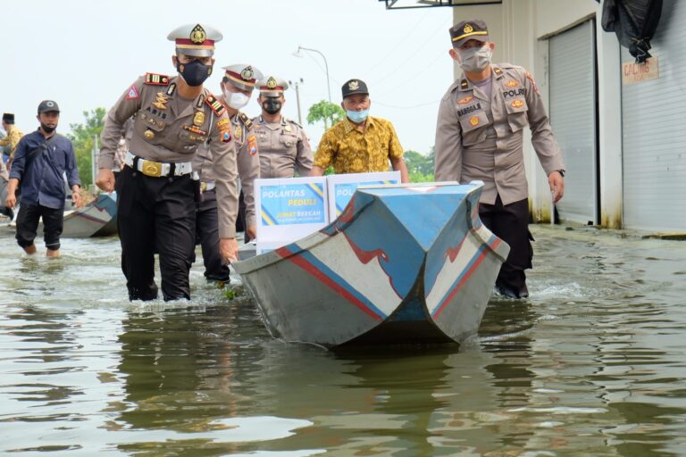 Polantas Peduli, Gunakan Perahu Bagikan Sembako Kepada Warga