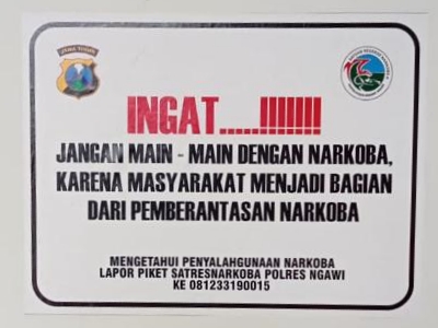 Satresnarkoba Polres Ngawi Tempel Stiker Hotline Pengaduan Masyarakat Terkait Penyalahgunaan Narkotika