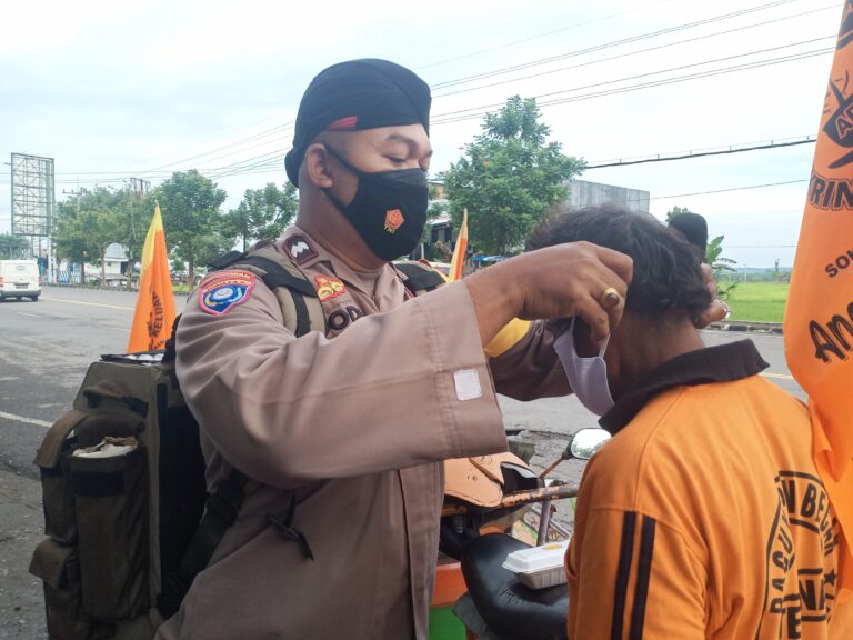 Giat Jumat Berkah Polsek Ngawi Kota Bagikan 100 Nasi kotak dan Masker Kepada Abang Becak