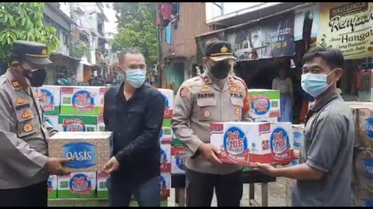 Polsek Tambora berikan bantuan mie instan dan air mineral pada korban kebakaran di Kalianyar