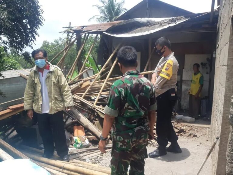 Babinsa Klego Kunjungi Rumah Yang Rusak Akibat Hujan Lebat