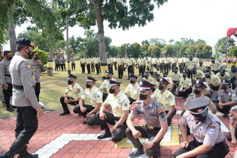 POLRI RESMIKAN SERAGAM BARU SATPAM SAAT PERAYAAN HARI JADI SATPAM KE-41 TAHUN 2022