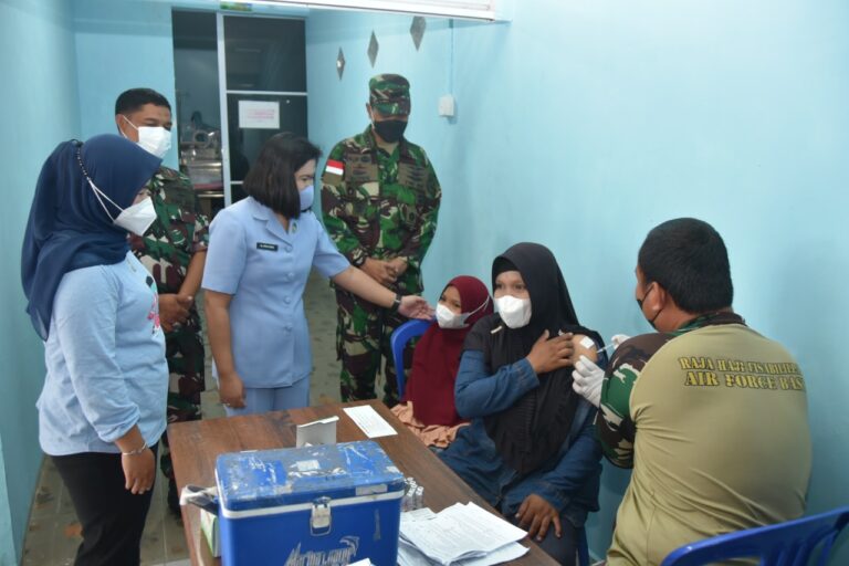 Dedikasi Yang Tinggi Bukti Tim Kesehatan Lanud Raja Haji Fisabilillah Dalam Serbuan Vaksinasi di Kabupaten Bintan