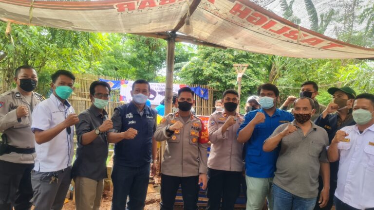 Kapolsek Kalideres Kompol Hasoloan Situmorang Panen Ikan Lele Bersama Warga