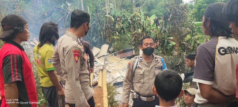Polsek Alla Lakukan Olah Tkp Kebakaran Di Desa Buntu Saron