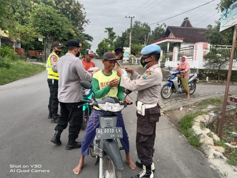 Polsek Pitu Bagikan 100 Masker Ke warga Sekitar