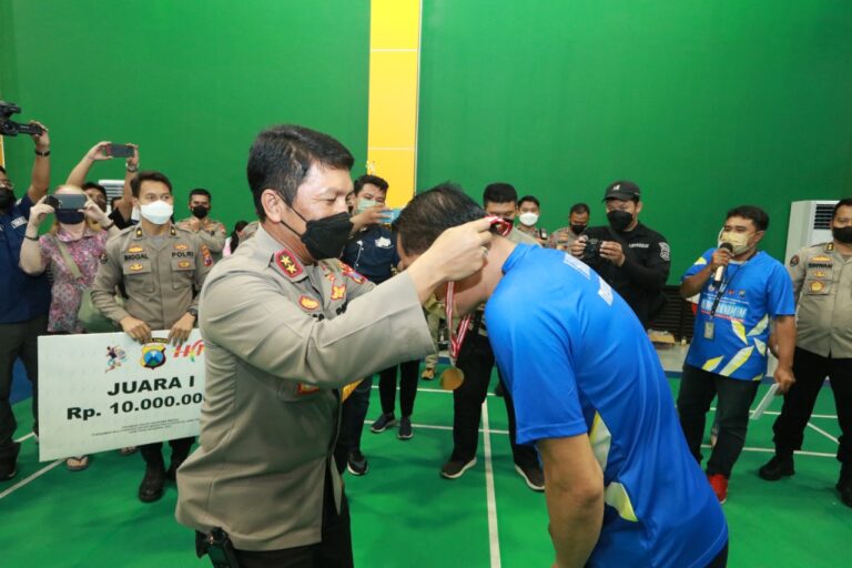 Kapolda Jatim Tutup Gelaran Turnamen Bulu Tangkis Antar Media Piala Kapolda Jatim Cup 2022 di Polda Jatim