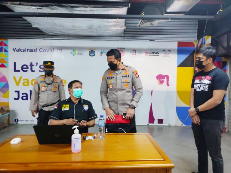 Wakapolres Metro Jakbar Tinjau vaksin booster di mall slipi