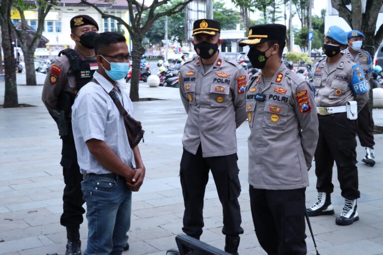 Cegah lonjakan covid omicron, Kapolres Jember Pimpin Langsung Kegiatan Pamor Keris