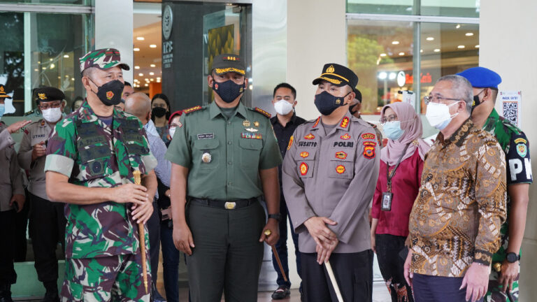 Danrem. 061/Sk Dan Kabaintel Mabes Polri Tinjau Vaksinasi