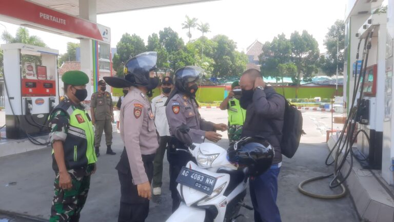 Ajak Masyarakat Taati Prokes, Tim Gabungan Pamor Keris Polres Blitar Kota Gencarkan Patroli
