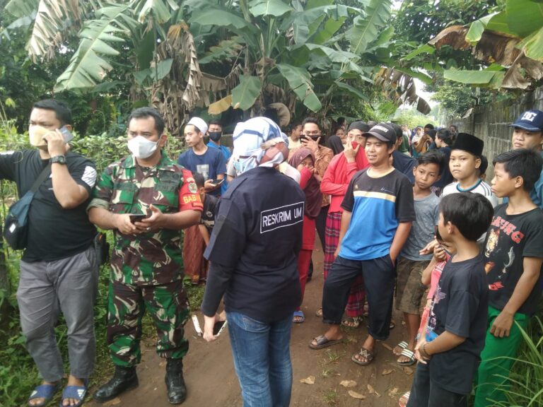 Polsek Cibinong olah TKP Penemuan Mayat Dalam Kantong Plastik
