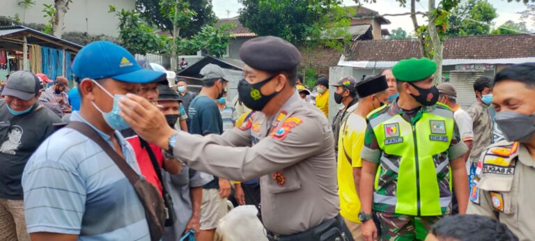 Tim Pamor Keris Bagikan Masker Gratis di Pasar Hewan Trenggalek