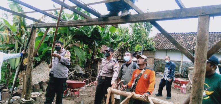Kapolsek Nganjuk Bantu Bangun Kembali Rumah Nenek Painem yang Roboh Akibat Hujan Angin