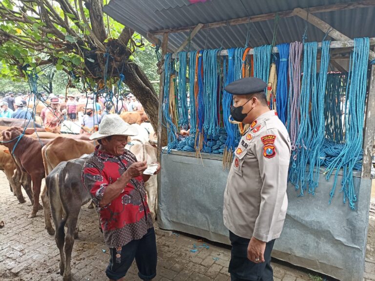 Pamor Keris Masuk Pasar Hewan, Himbau Masyarakat Pentingnya Penggunaan Masker
