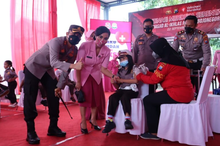 Polres Bojonegoro bersama Yayasan Kemala Bhayangkari Cabang Bojonegoro Gelar Vaksinasi Anak