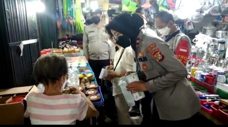 Masker Sebanyak 500 pcs, Satuan Binmas Polres Metro Jakbar Bentuk Kepedulian Polri