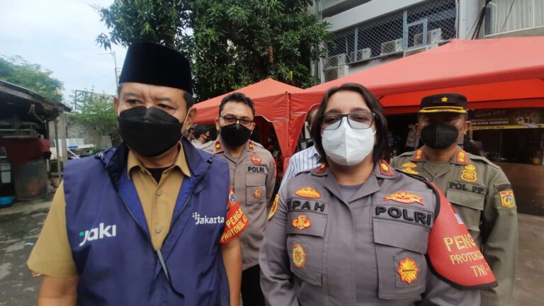 Satbinmas Polres Metro Jakbar Bersama Tiga Pilar Gelar Vaksinasi Covid-19 di Tempat Hiburan