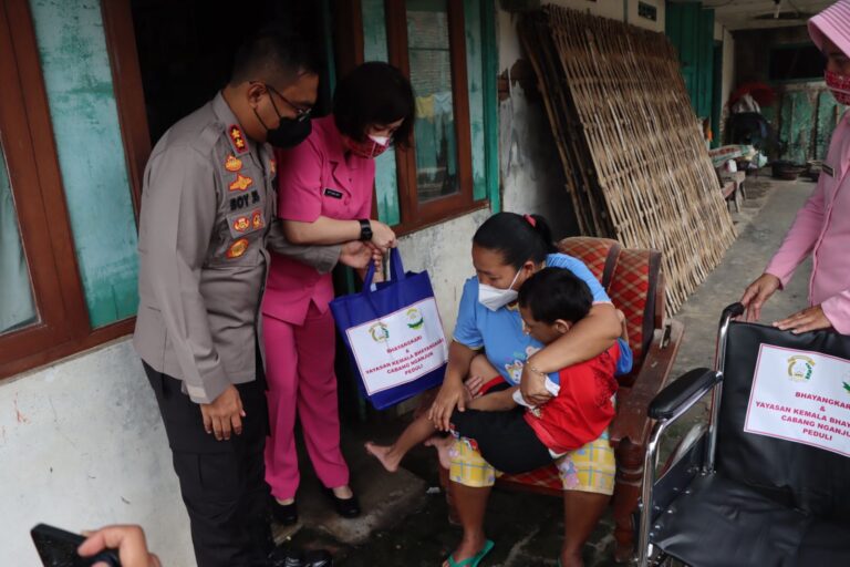 Terima Bantuan Kursi Roda dari Kapolres dan Ketua Bhayangkari Cabang Nganjuk