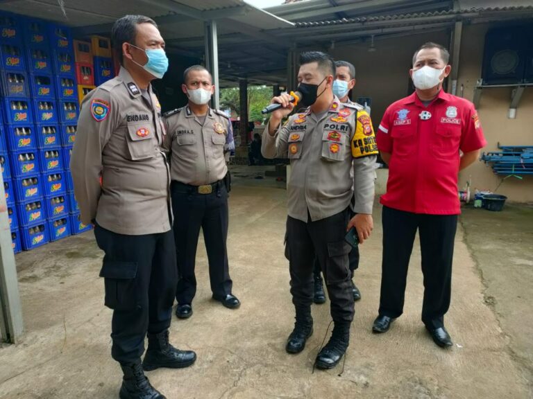 Polsek Cileungsi Berikan Vaksinasi Ke Tempat Hiburan Malam