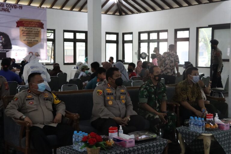 Kapolres Bogor Tinjau Vaksinasi Booster Serentak di Wilkum Polres Bogor